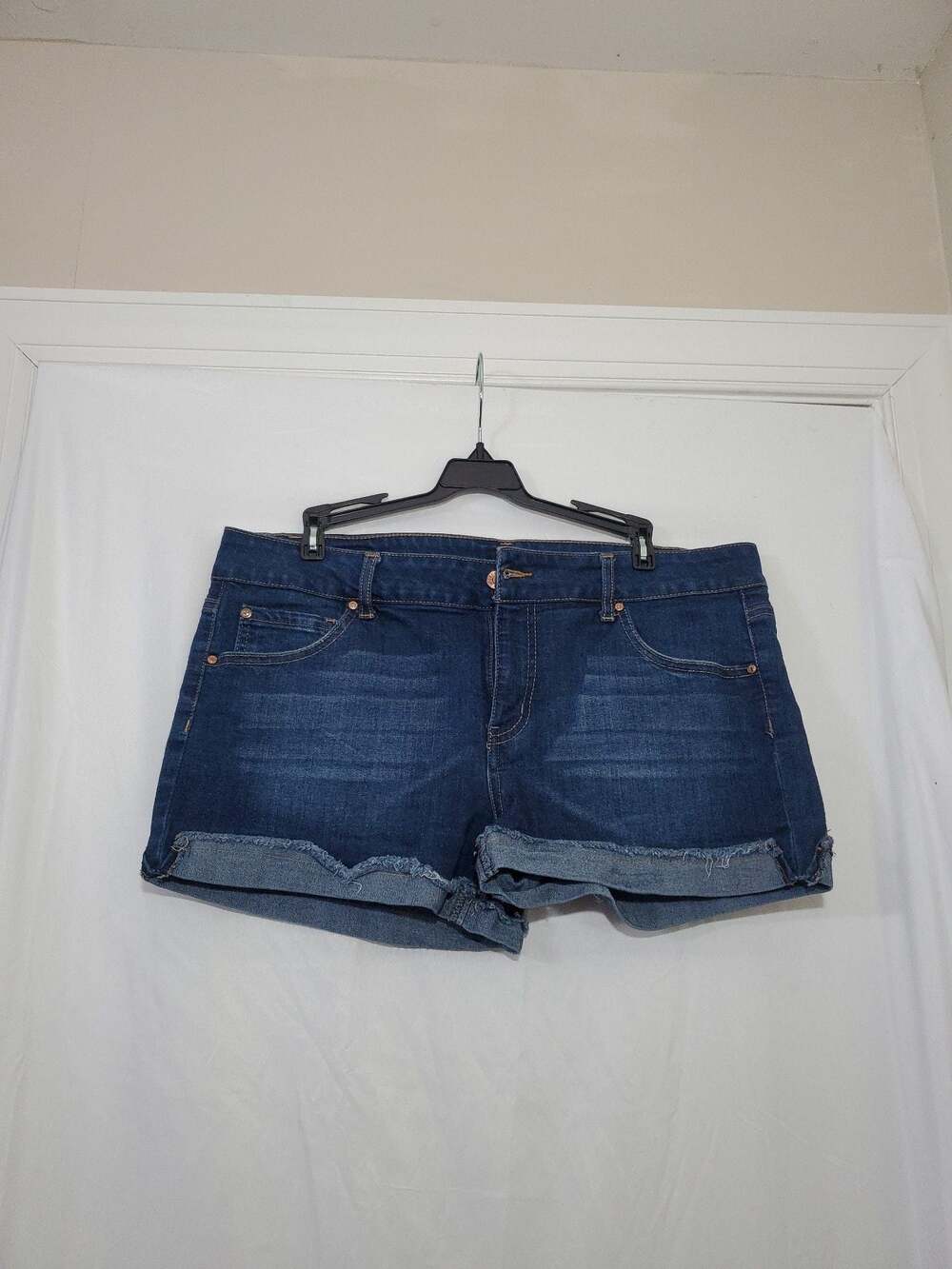 Celebrity Pink Chandelier Dark Denim Cuffed Shorts Size 15/32
